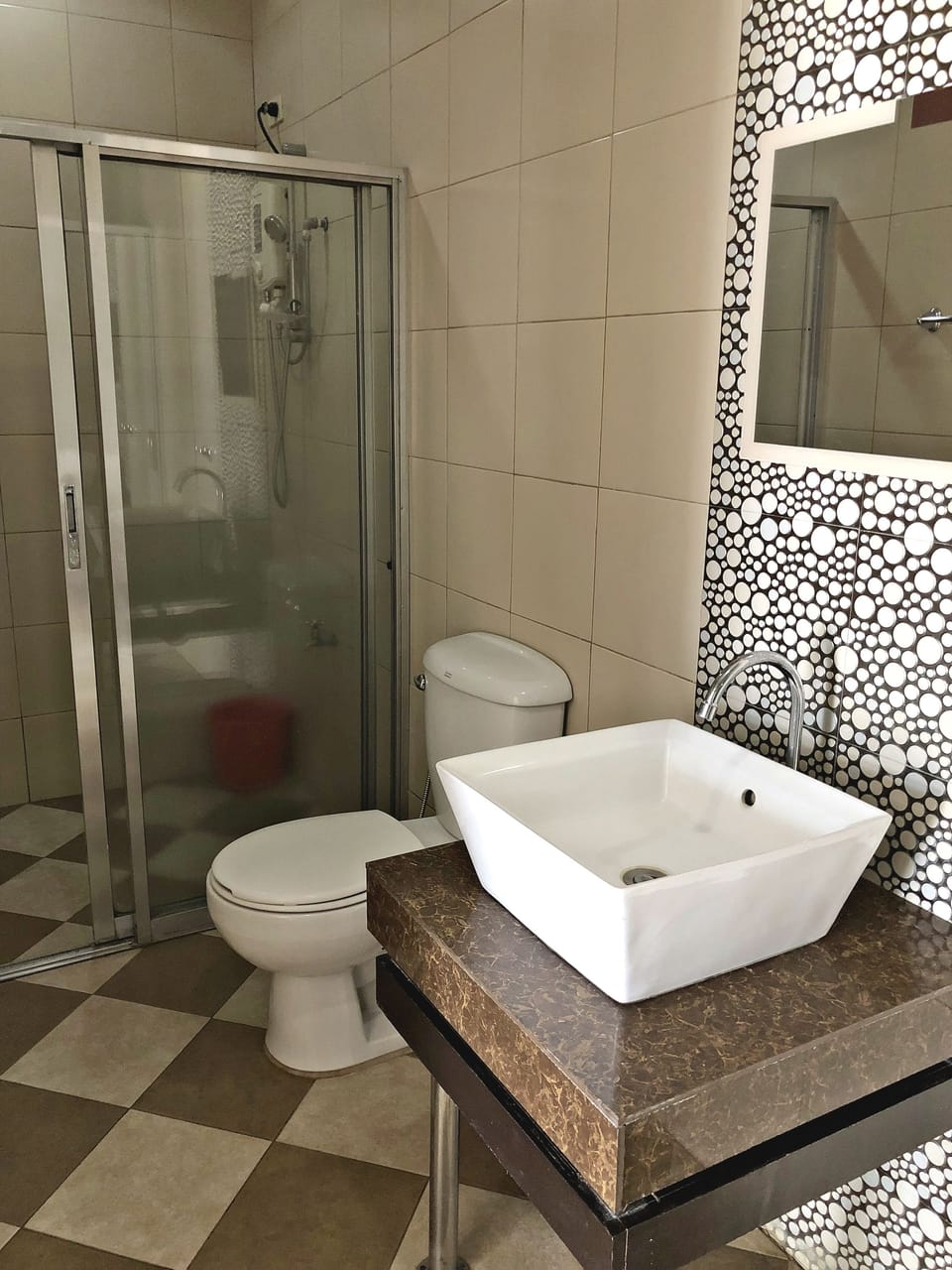Combined shower/tub, free toiletries
