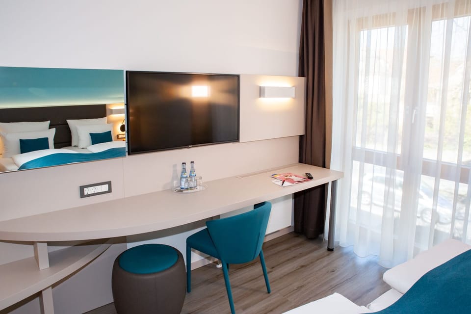 Deluxe Room | Hypo-allergenic bedding available, desk, laptop workspace