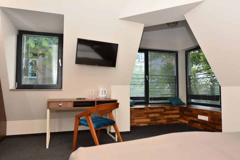 Superior Double or Twin Room | Minibar, in-room safe, blackout drapes, soundproofing