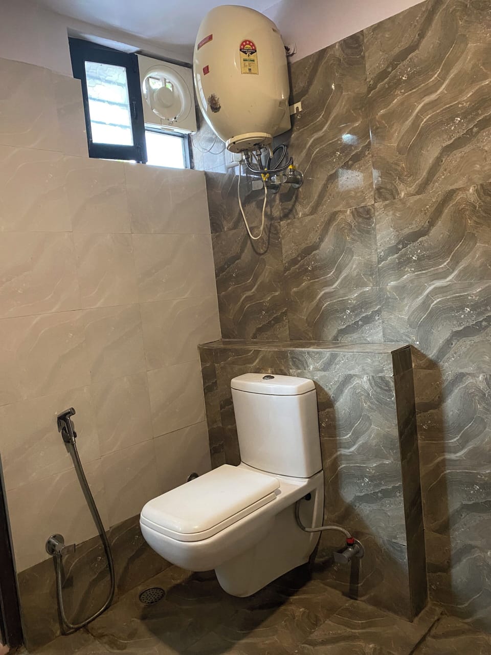 Super Deluxe King Bedroom | Bathroom | Shower, towels, soap, toilet paper