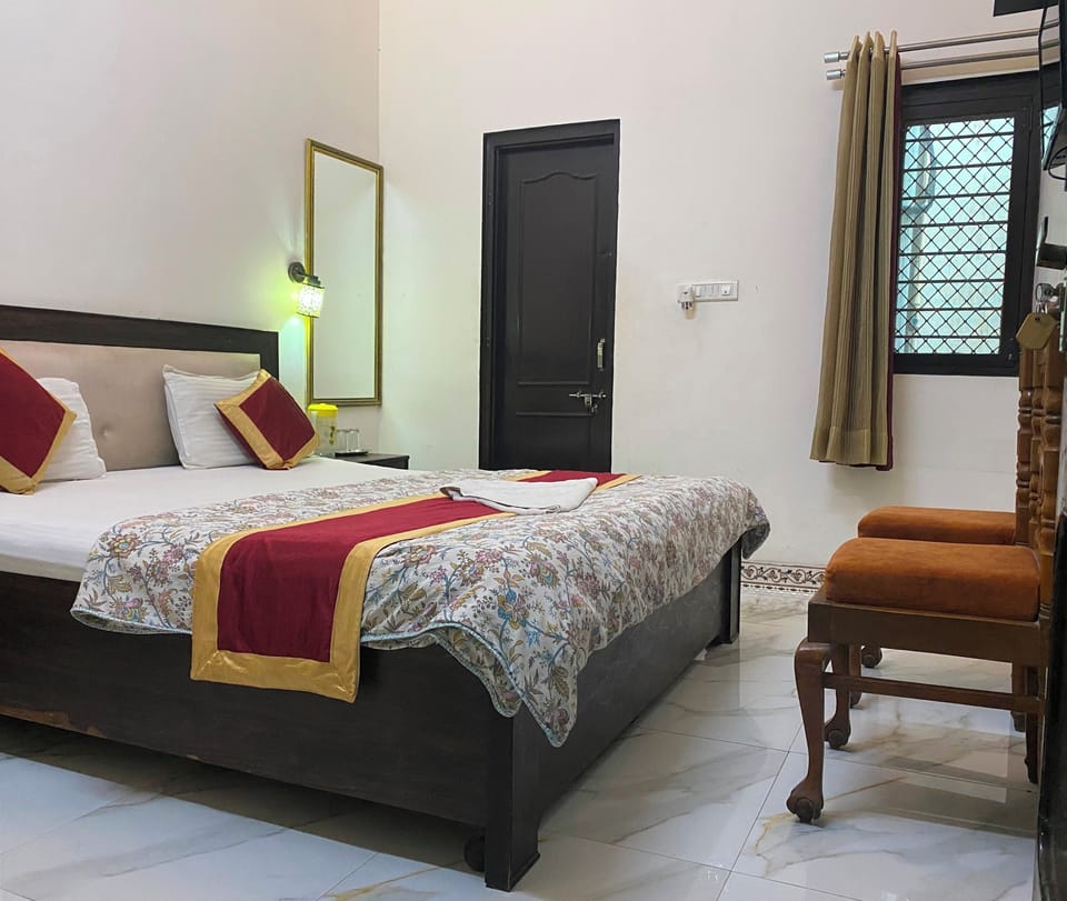 Deluxe Bedroom | Blackout drapes, free WiFi, bed sheets