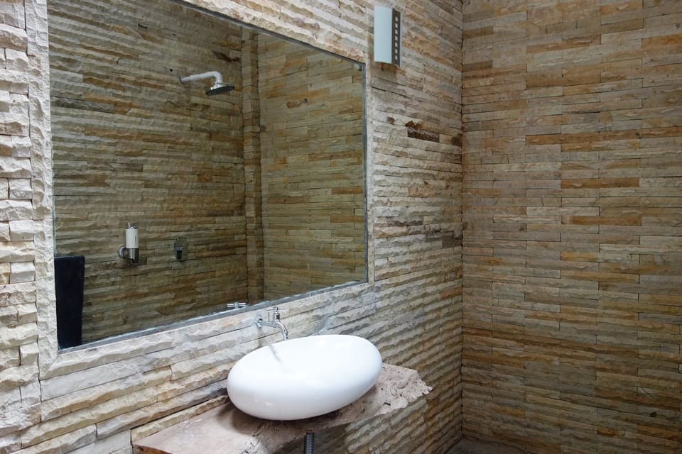 Luxury Bungalow, 1 King Bed, Balcony, Beach View | Bathroom | Towels