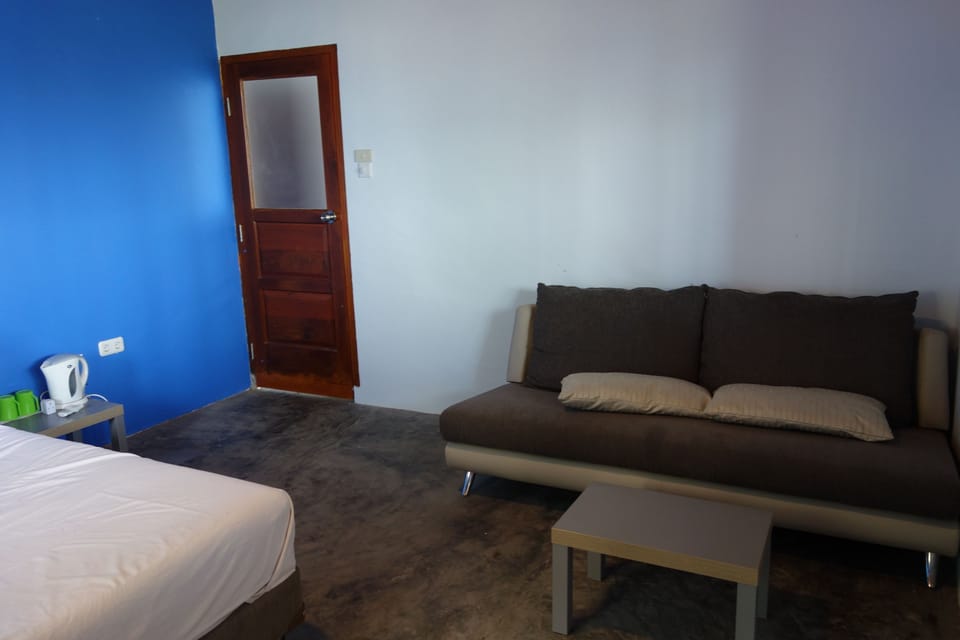 Deluxe Double Room, 1 King Bed, Partial Ocean View, Beachside | Room amenity