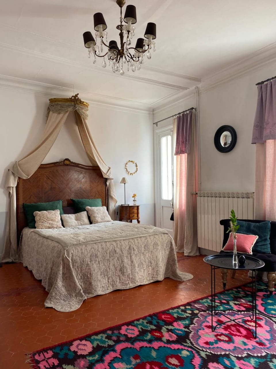 2 bedrooms, desk, blackout drapes, cribs (free)