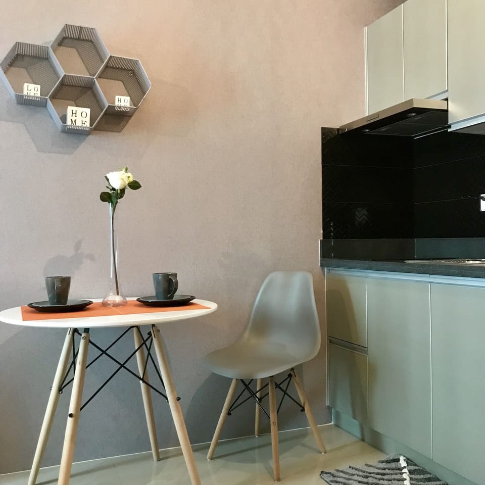 Comfort Studio | In-room dining