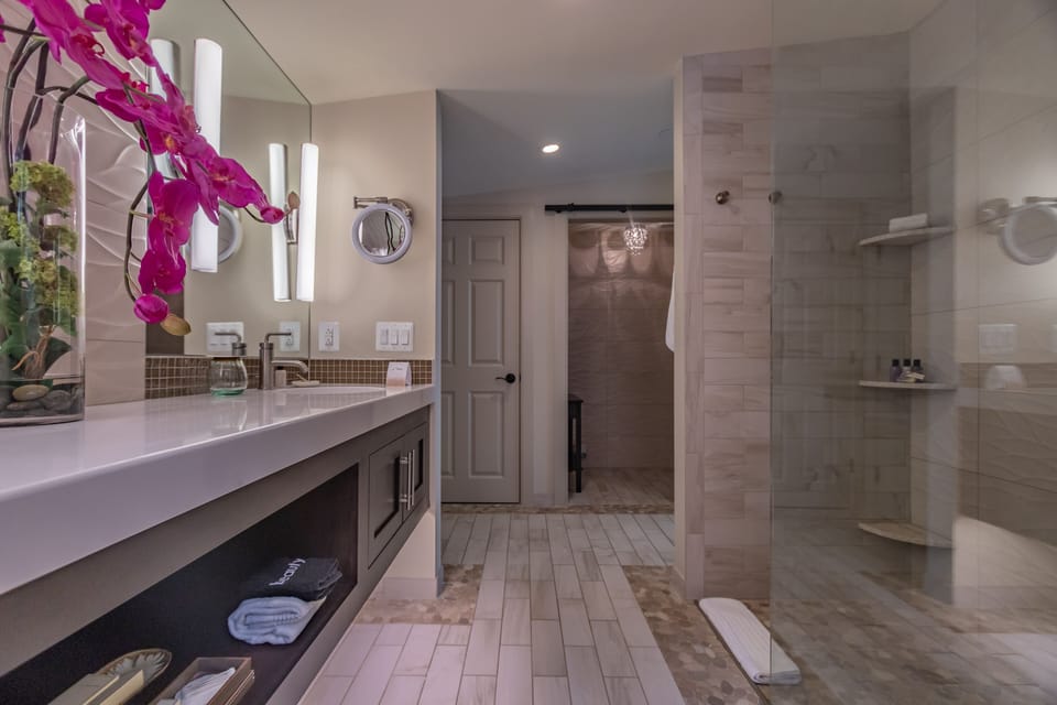 Suite 13 Apartment Balcony Riverview | Bathroom | Shower, hair dryer, bathrobes, slippers