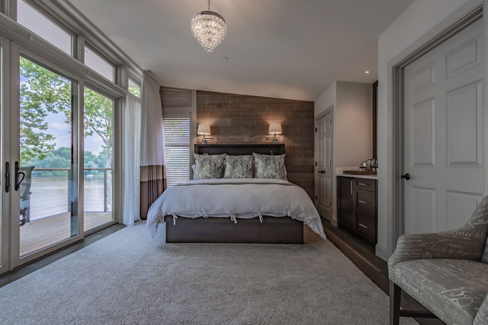 Suite 13 Apartment Balcony Riverview | Premium bedding, Tempur-Pedic beds, minibar, in-room safe