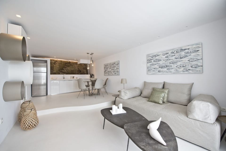 Deluxe Suite, 1 Bedroom, Pool Access | 1 bedroom, in-room safe, desk, iron/ironing board