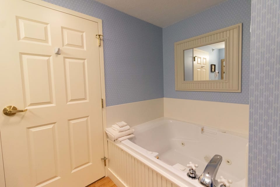Deluxe Suite, 1 Bedroom | Jetted tub