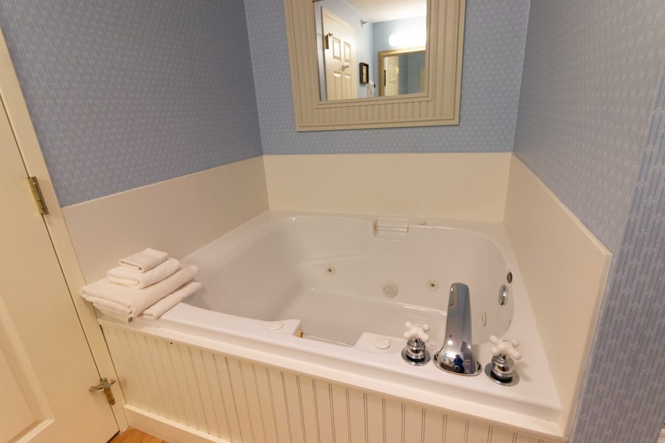 Deluxe Suite, 1 Bedroom | Jetted tub