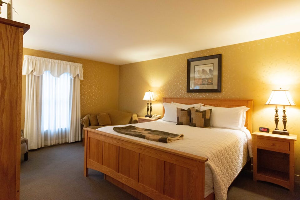 Gallery Room, 1 King Bed | Individually decorated, individually furnished, desk, blackout drapes