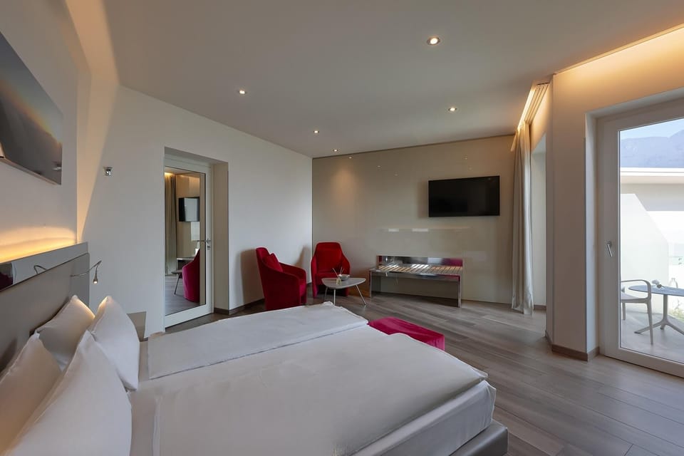 Junior Suite | In-room safe, free WiFi, bed sheets