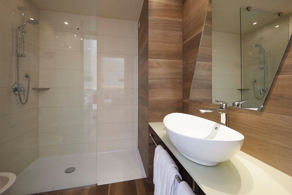Junior Suite | Bathroom | Shower, free toiletries, hair dryer, towels