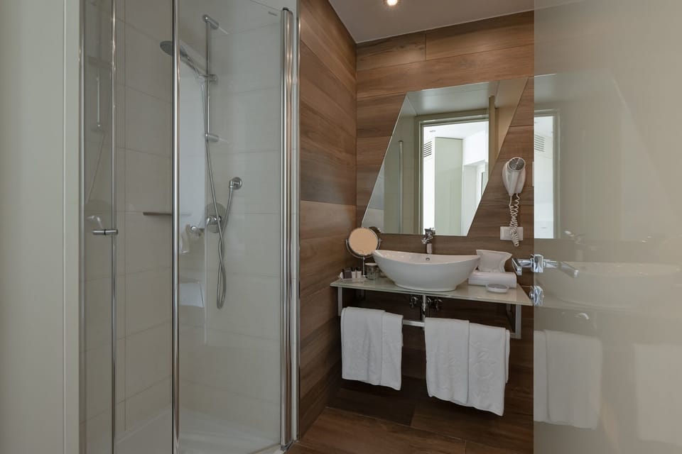 Superior Double or Twin Room, Balcony, Lake View | Bathroom | Shower, free toiletries, hair dryer, towels