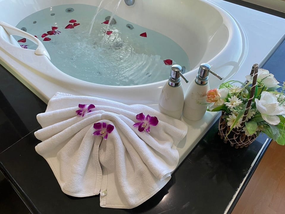 Suite | Bathroom | Free toiletries, hair dryer (on request), bidet, towels