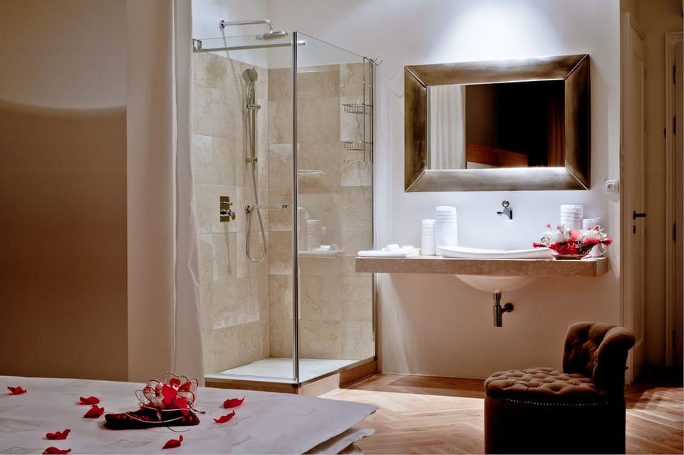 Single Room | Bathroom | Shower, hair dryer, slippers, bidet