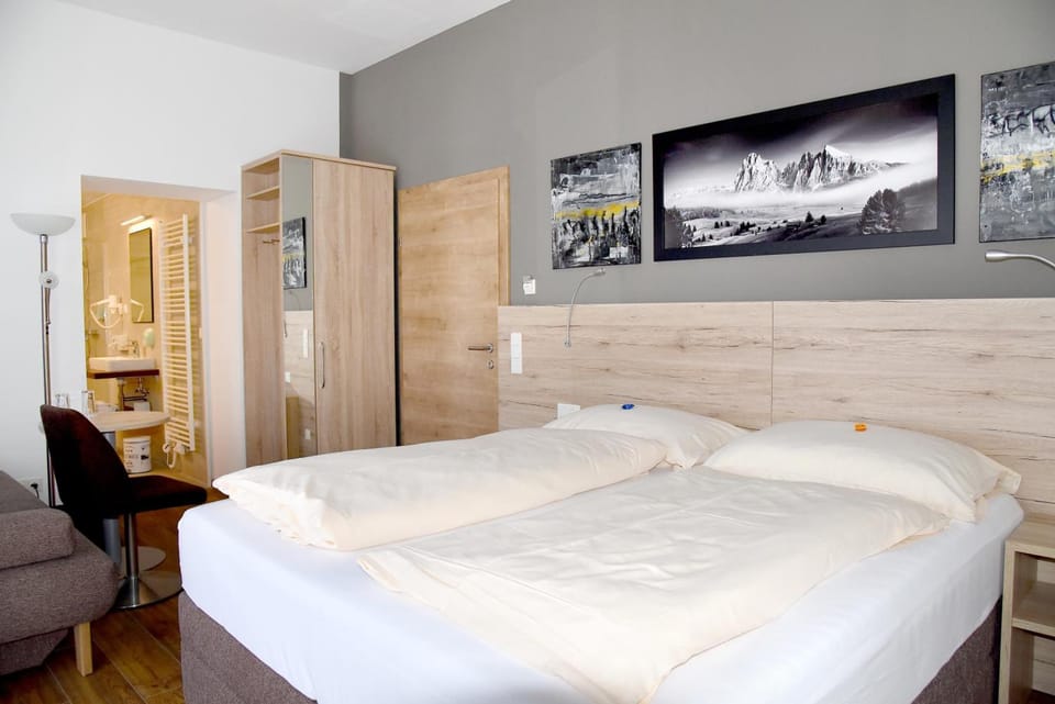 Minibar, in-room safe, rollaway beds, WiFi (free)