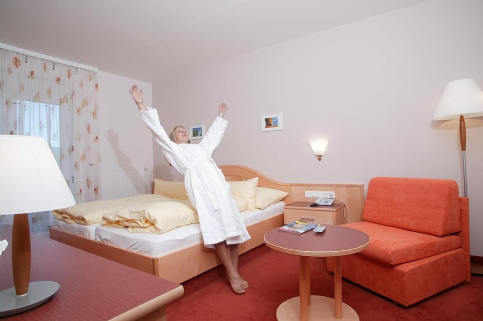 Minibar, in-room safe, rollaway beds, WiFi (free)