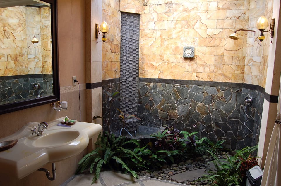 Suite (Kayangan) | Bathroom | Free toiletries, towels