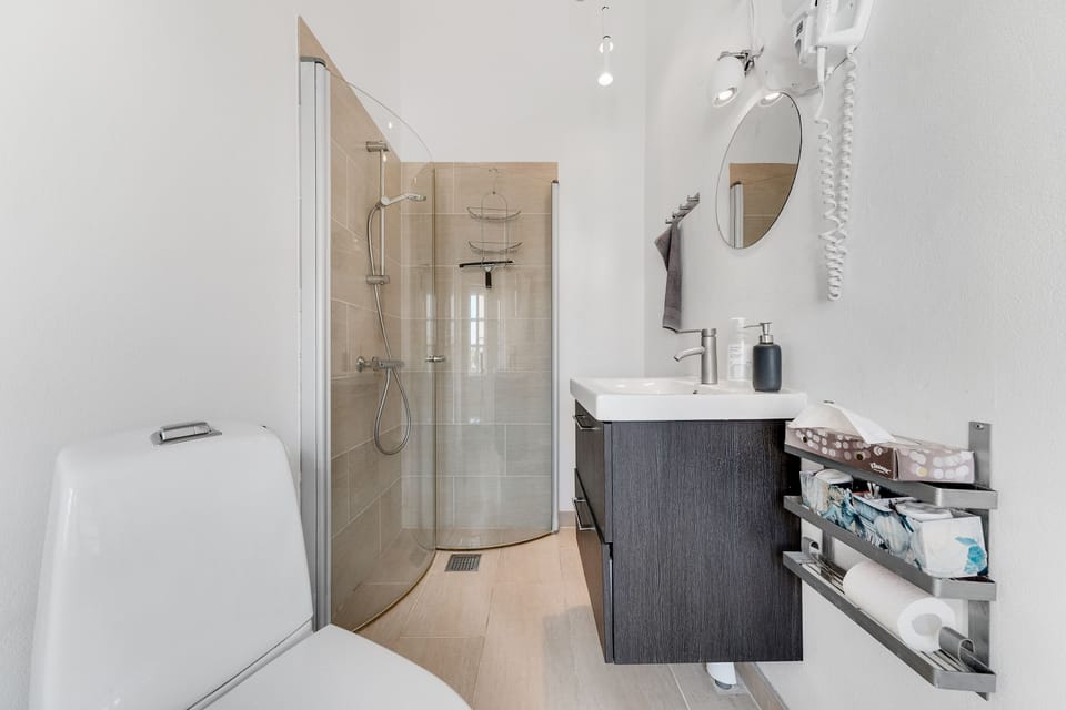 Apartment | Bathroom | Shower, free toiletries, hair dryer, bathrobes