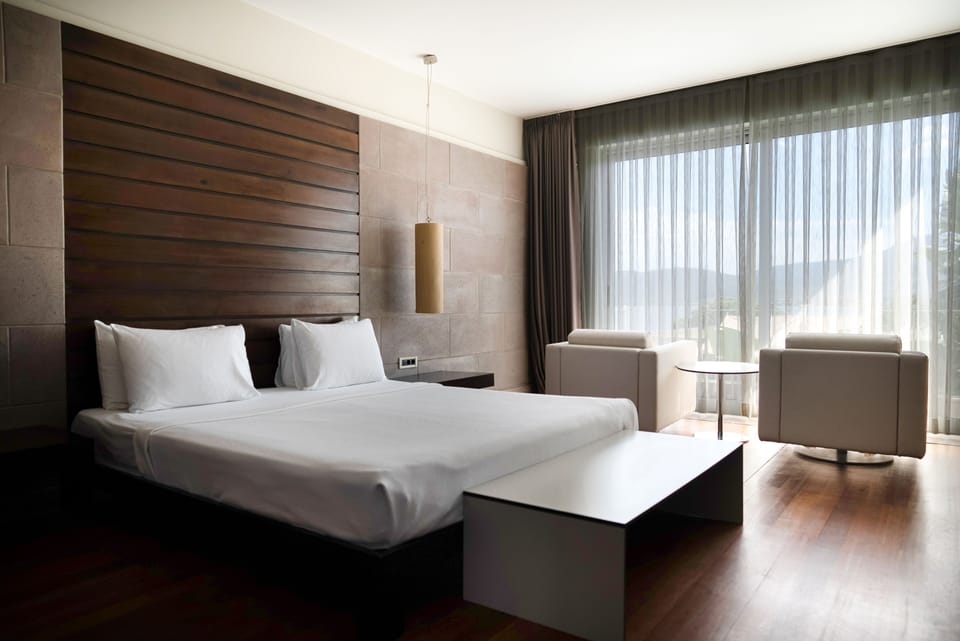 Deluxe Room, Sea View | Premium bedding, minibar, in-room safe, desk