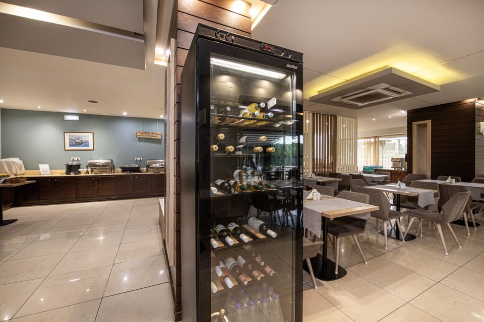 Breakfast, lunch, dinner served; pool views