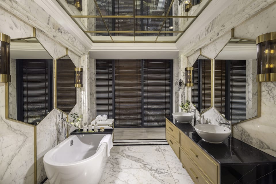 Presidential Suite | Bathroom | Free toiletries, hair dryer, bathrobes, slippers