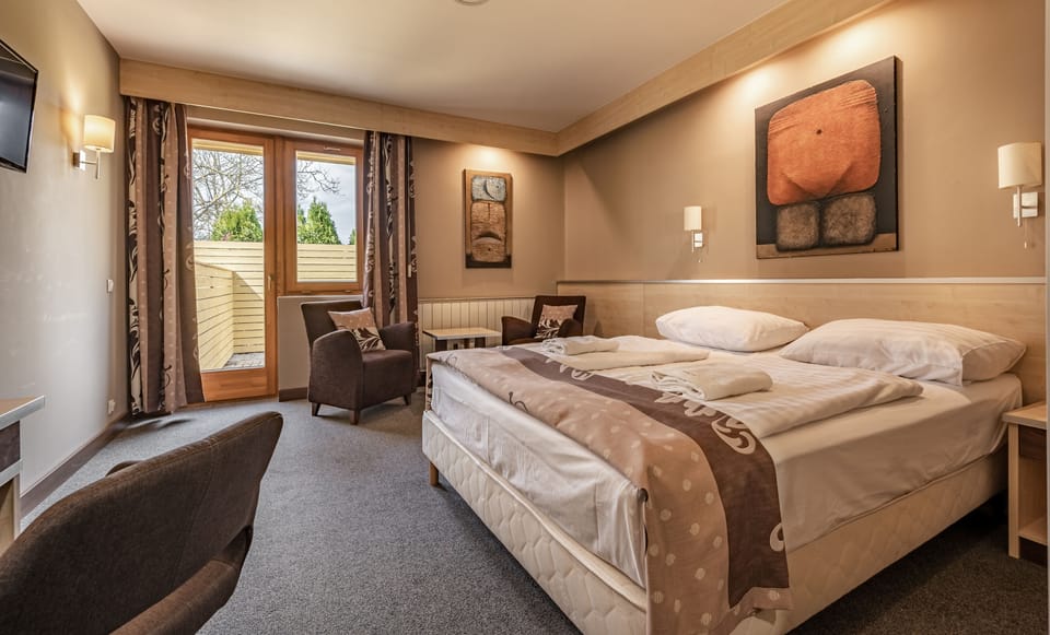 Business Double Room | Pillowtop beds, in-room safe, desk, blackout drapes
