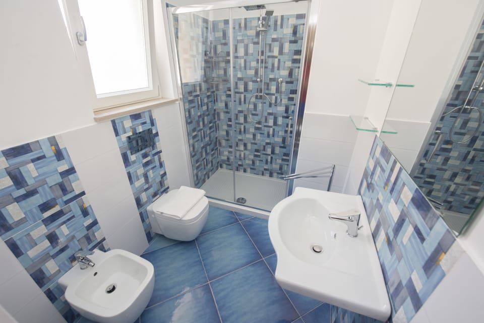 Panoramic Double Room, City View (202) | Bathroom | Shower, rainfall showerhead, free toiletries, hair dryer