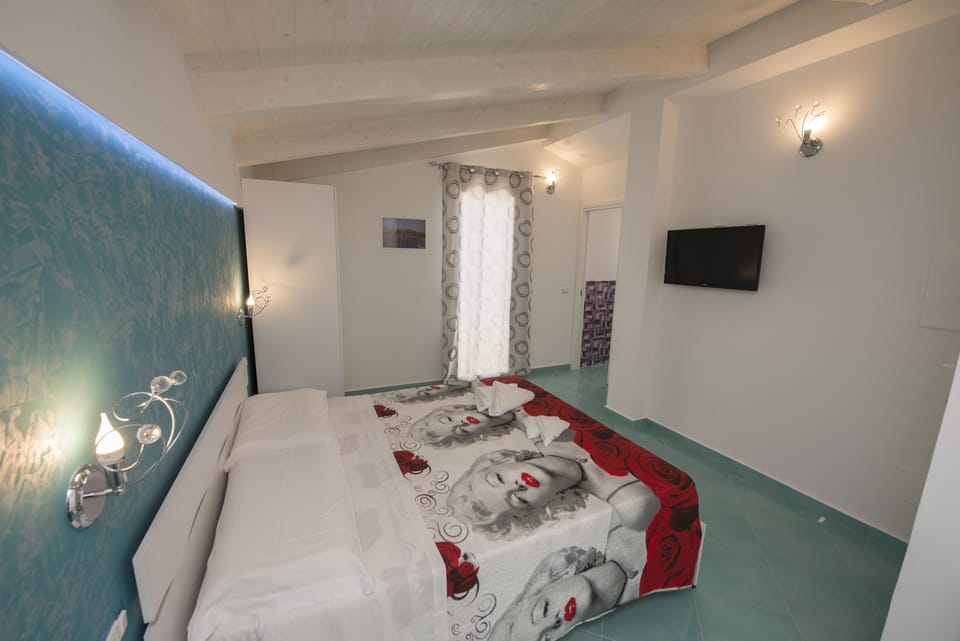 Comfort Double Room, City View (301) | Minibar, in-room safe, desk, iron/ironing board
