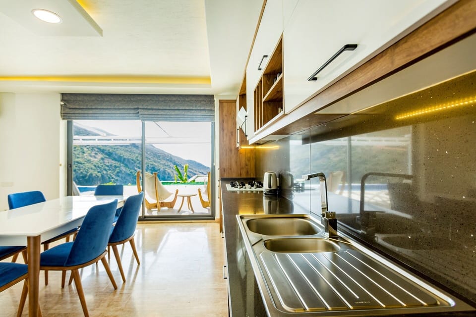 Deluxe Villa | Private kitchenette | Full-size fridge, microwave, oven, stovetop