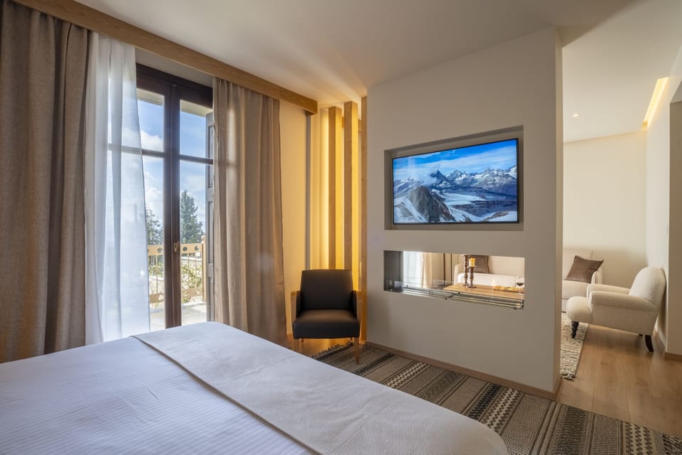 Grand Studio Suite | Desk, soundproofing, free WiFi, bed sheets