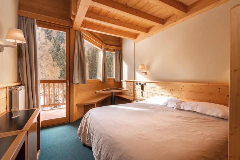 Hypo-allergenic bedding, minibar, in-room safe, desk