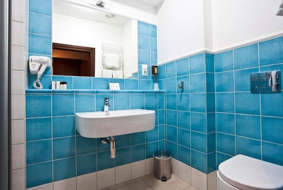 Twin Room | Bathroom | Free toiletries, hair dryer, bathrobes, slippers