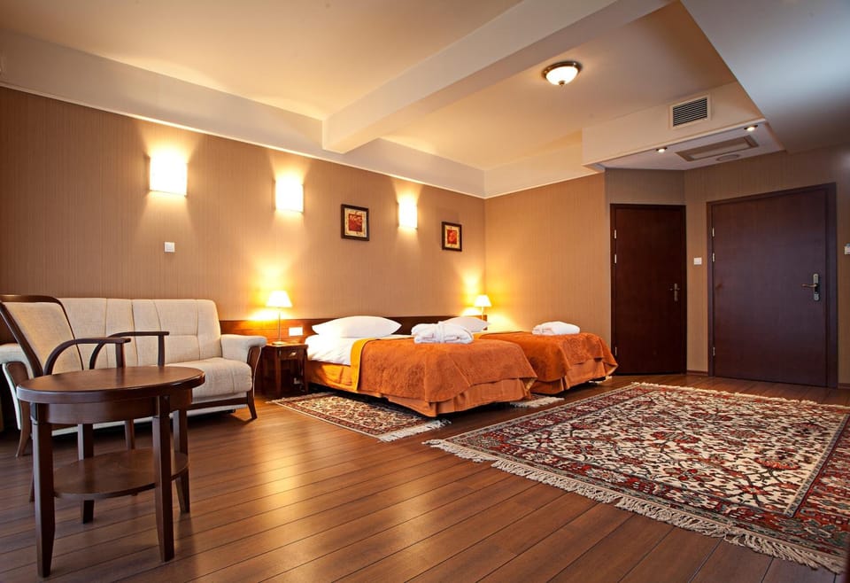 Twin Room | Minibar, in-room safe, desk, free WiFi