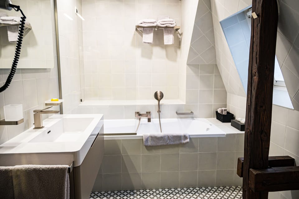 Superior Double Room | Bathroom | Hair dryer, bathrobes, slippers, towels