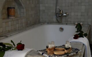 Deep soaking bathtub