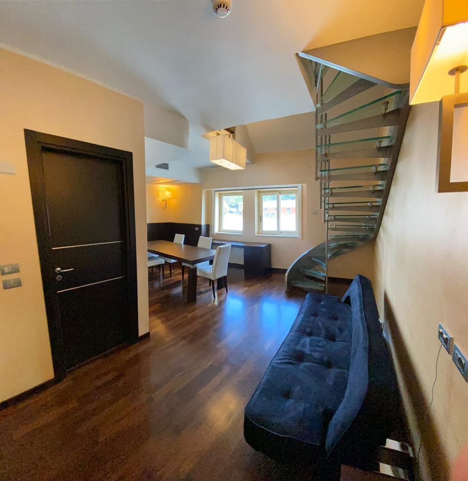 Superior Suite | Living area | 24-inch LCD TV with digital channels, TV, pay movies