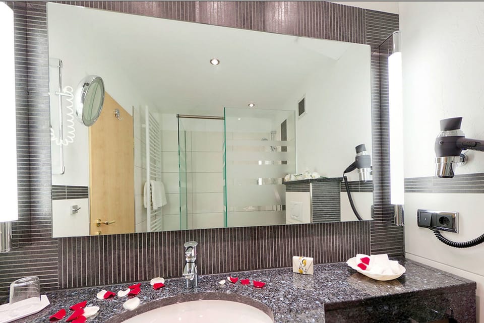 Superior Room, 1 Bedroom, Garden View | Bathroom | Designer toiletries, hair dryer, bathrobes, towels