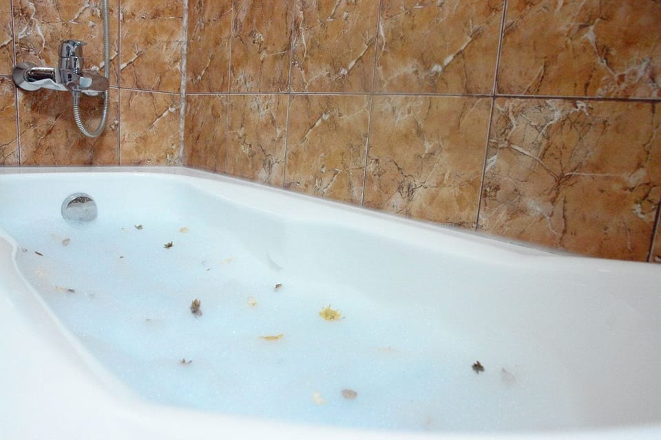Deep soaking bathtub