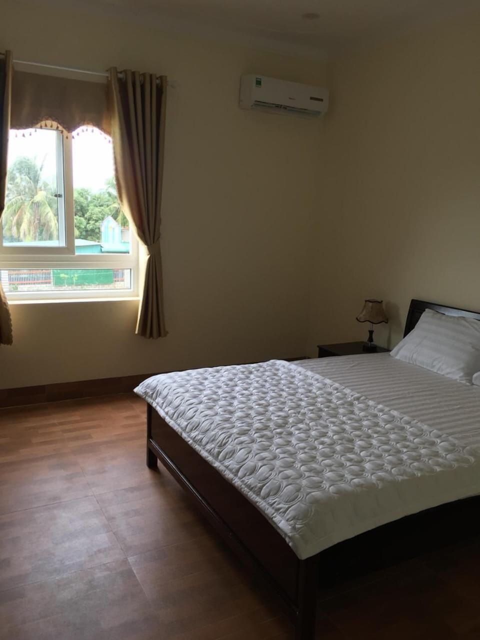Desk, soundproofing, free WiFi, bed sheets