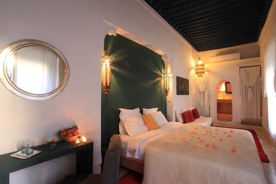 In-room safe, bed sheets