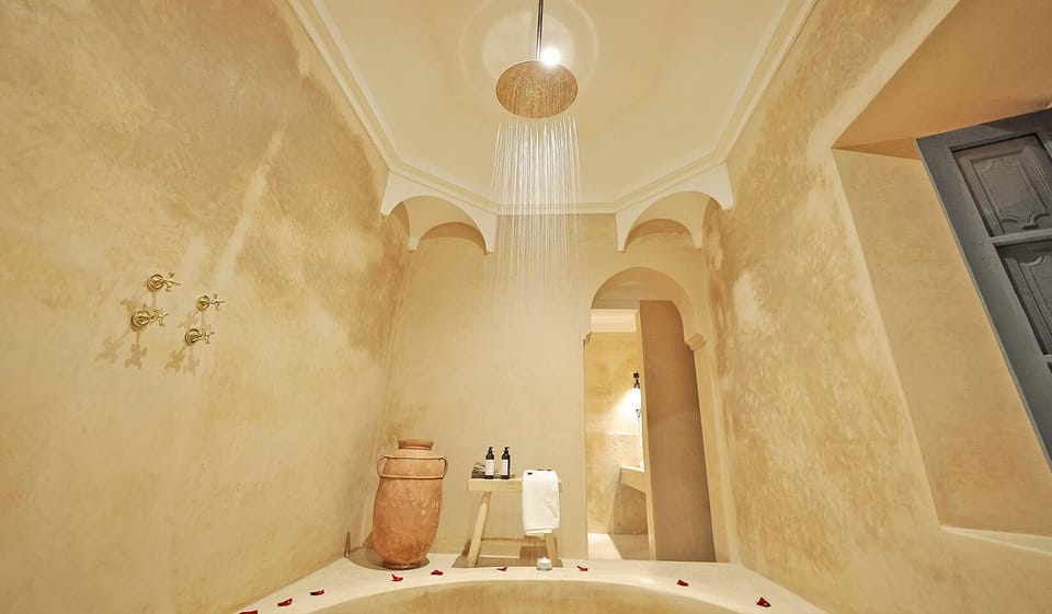 Deluxe Room | Bathroom | Towels, shampoo