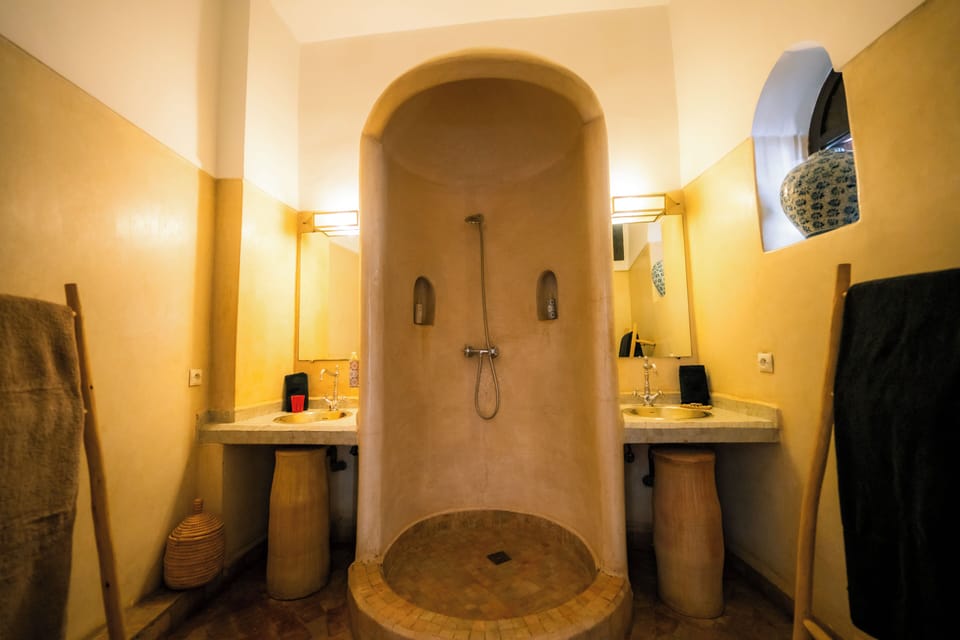 Junior Suite | Bathroom | Shower, free toiletries, hair dryer, soap