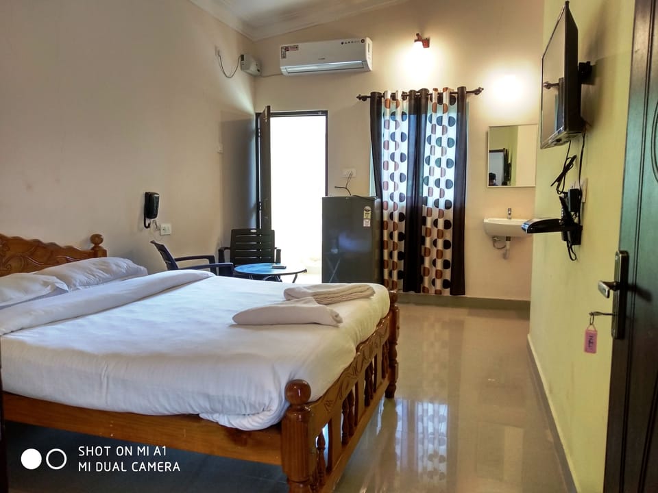 Deluxe Quadruple Room, Multiple Beds, Smoking | Individually furnished, desk, soundproofing, free WiFi