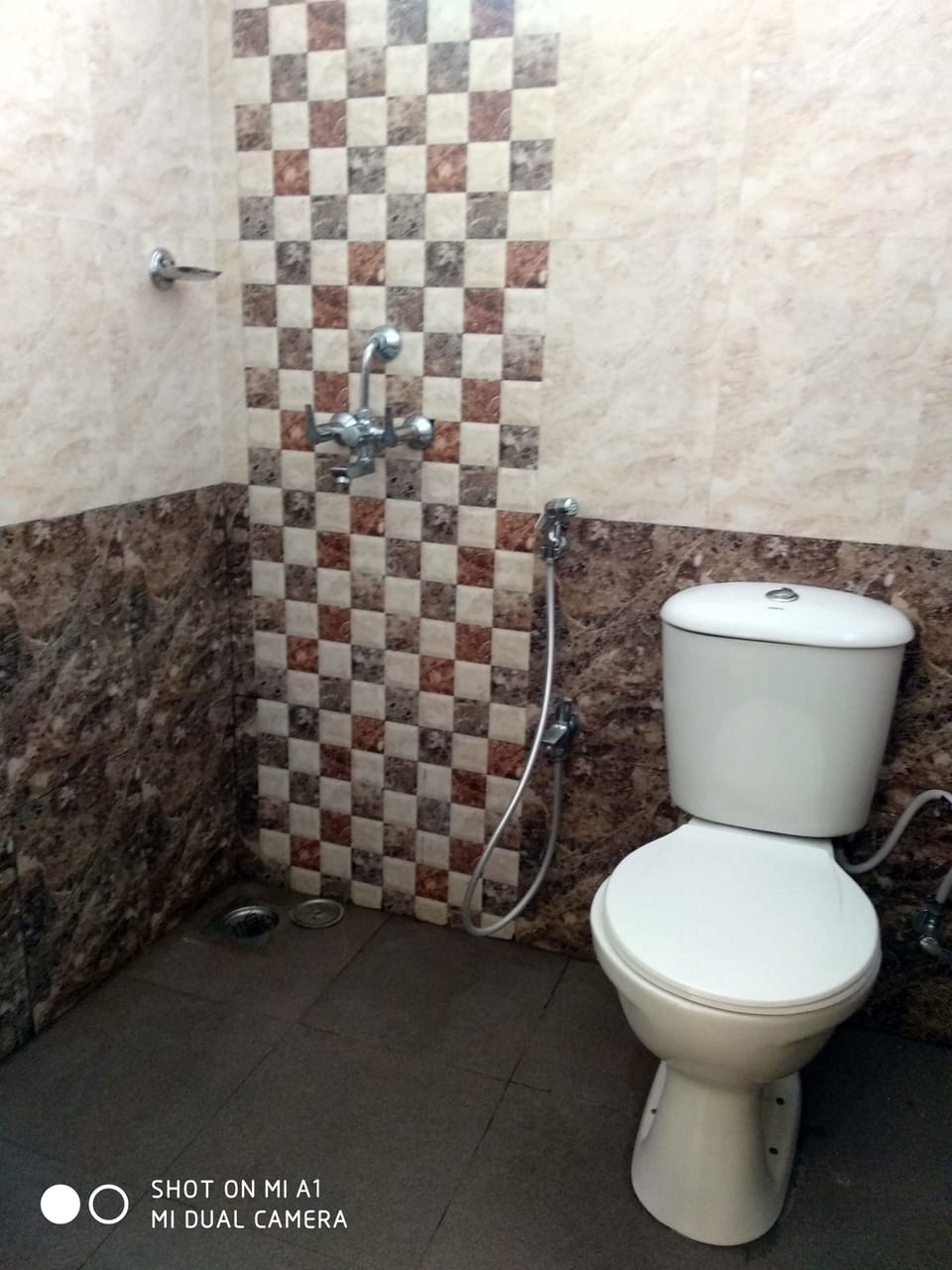 Deluxe Triple Room, Multiple Beds, Smoking | Bathroom | Shower, free toiletries, slippers, towels
