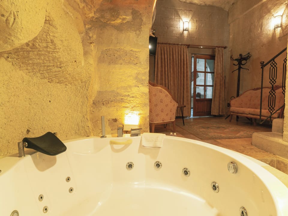 Room 13 Deluxe Cave Suite | Bathroom | Shower, free toiletries, hair dryer, slippers