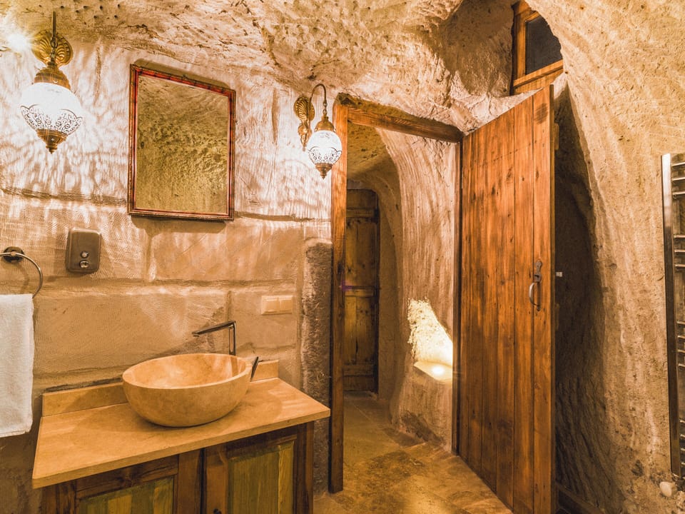 Room 3 Standard Cave Room | Bathroom | Shower, free toiletries, hair dryer, slippers