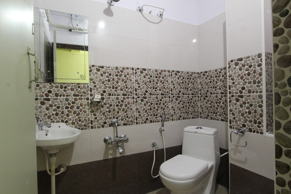 Shower, free toiletries, towels