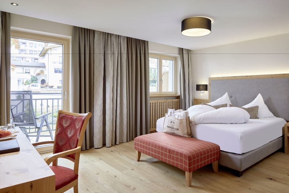 Comfort Double Room | Minibar, in-room safe, desk, blackout drapes
